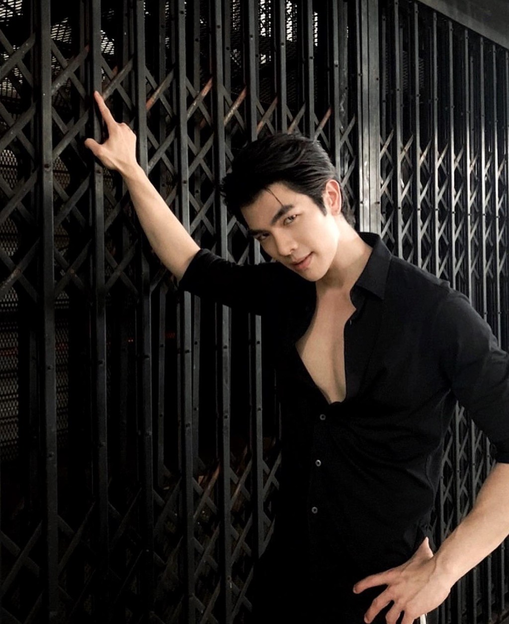 Mile在劇中飾演黑道家族少爺，一對濃眉man到爆炸！